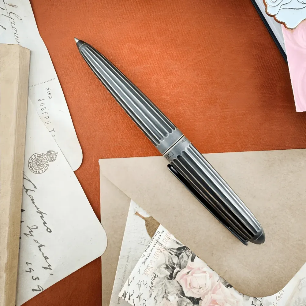 Diplomat Aero Stripes easyFLOW Ballpoint Pen - Oxyd Messing met hoogspanningskabels