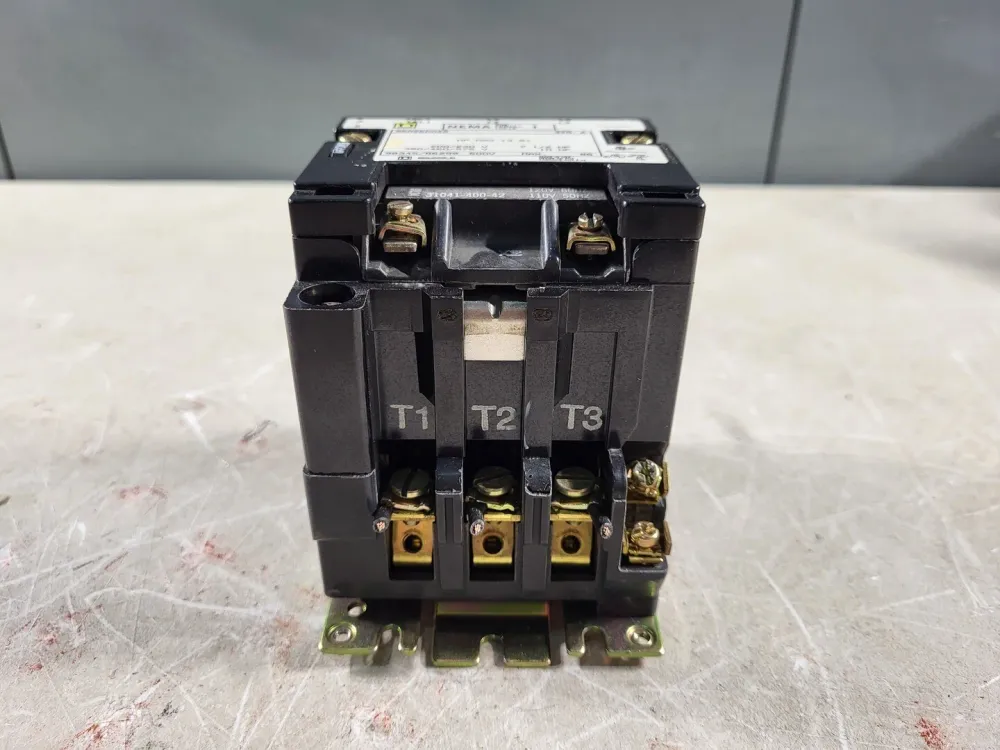 27 Amp, 3 Pole, 1 NO, 110/120 VAC Coil Contactor 8502SC02S
