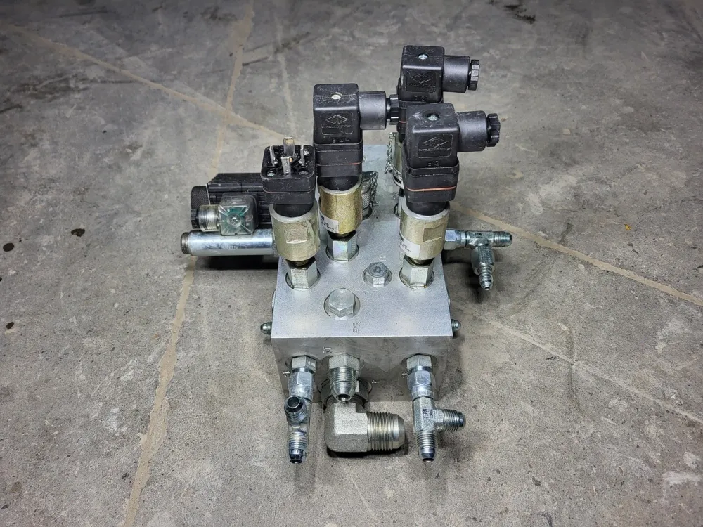 Lynch Brake Block Manifolds w/ fittings 2006F03-04824, 1015178E