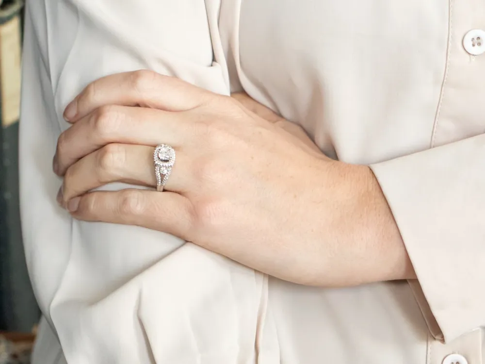 Stunning Tweemaal Diamond Modern Halo Engagement Ring