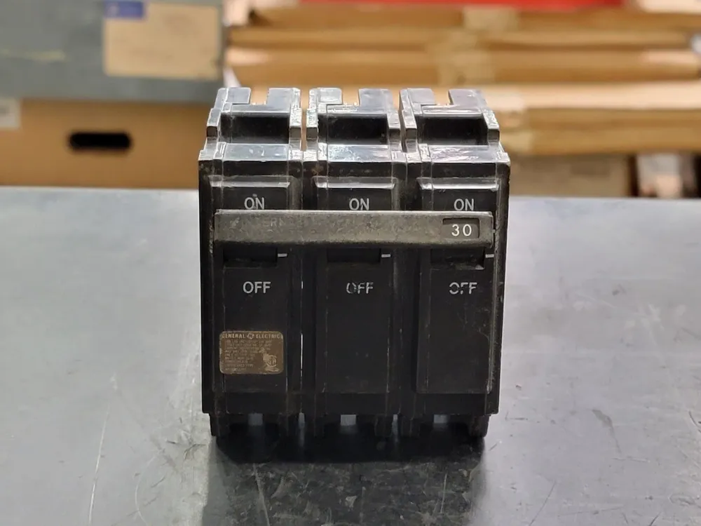 Lithium Accu 30 Amp, 3 Pole, 240 volts Circuit Breaker THQL330