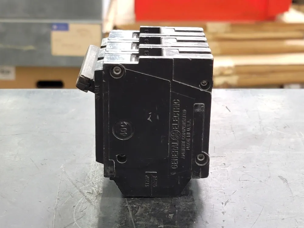 Lithium Accu 30 Amp, 3 Pole, 240 volts Circuit Breaker THQL330