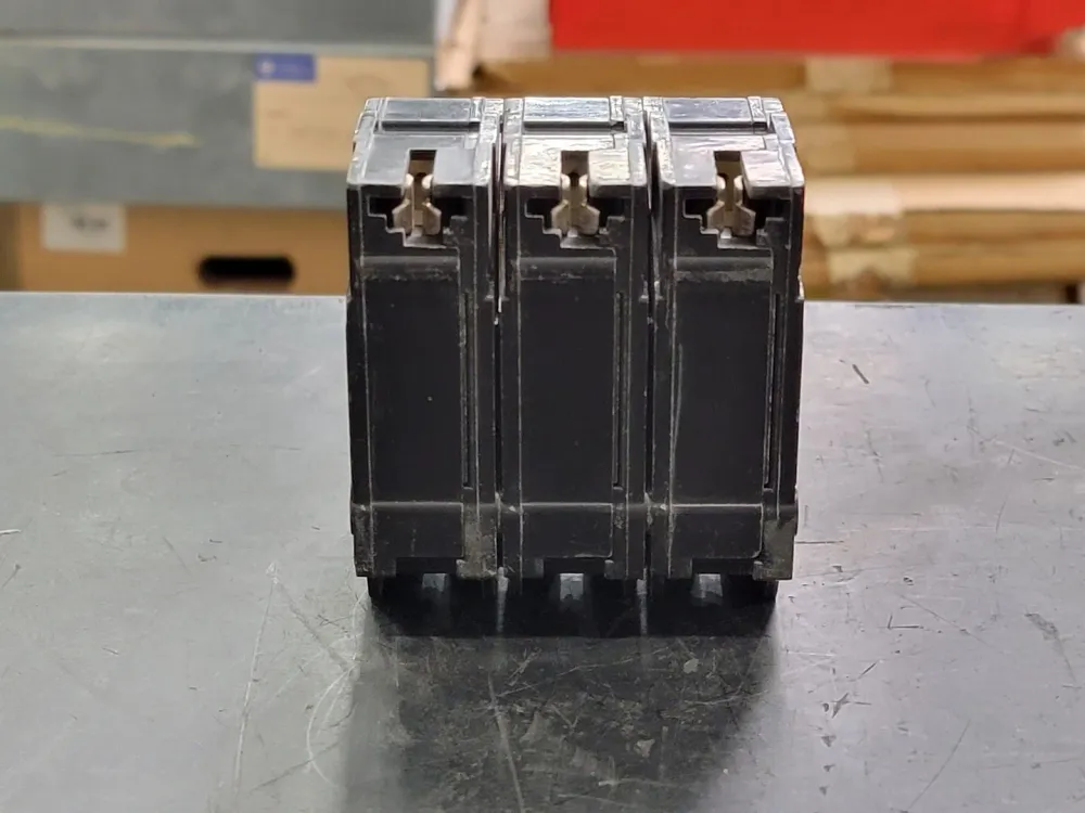 Lithium Accu 30 Amp, 3 Pole, 240 volts Circuit Breaker THQL330