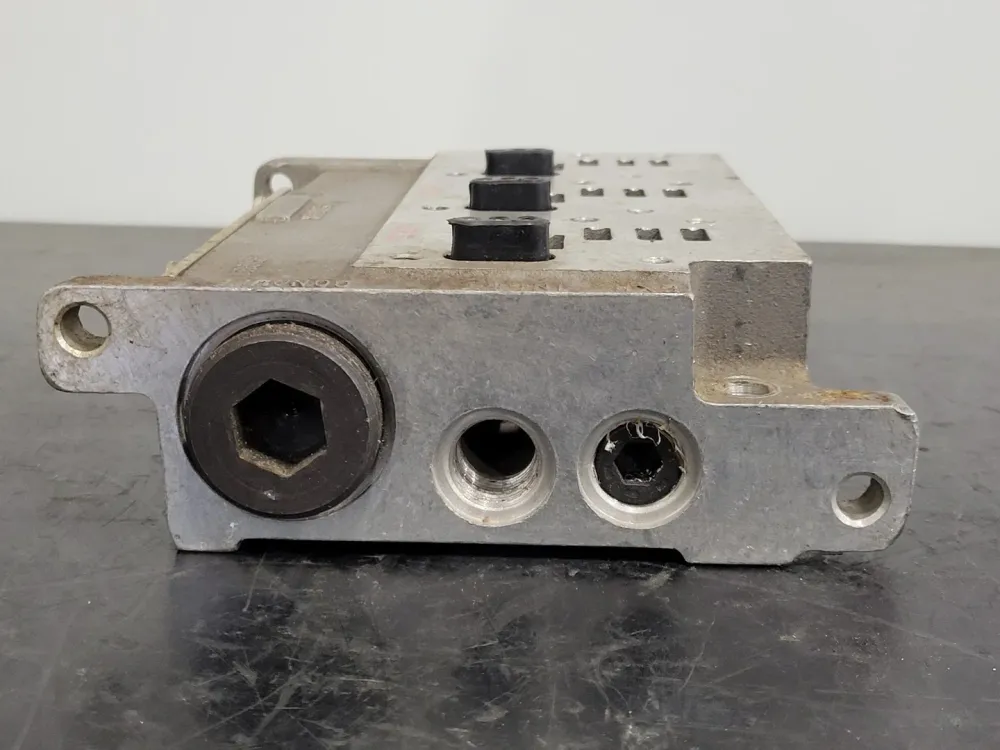 Three-Station Plug- Manifold Assembly K142-076