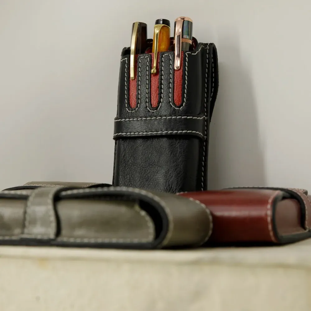 Pen Boutique Yak Leather Drievoudig Pen Holder - Crazy Horse - Black/Red