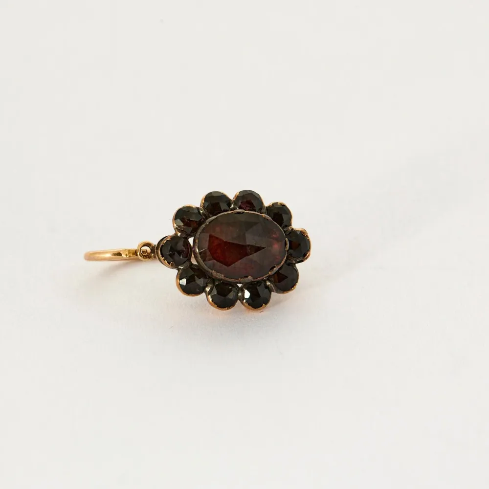 Pair Sleepers earrings rose goud and almandine garnet