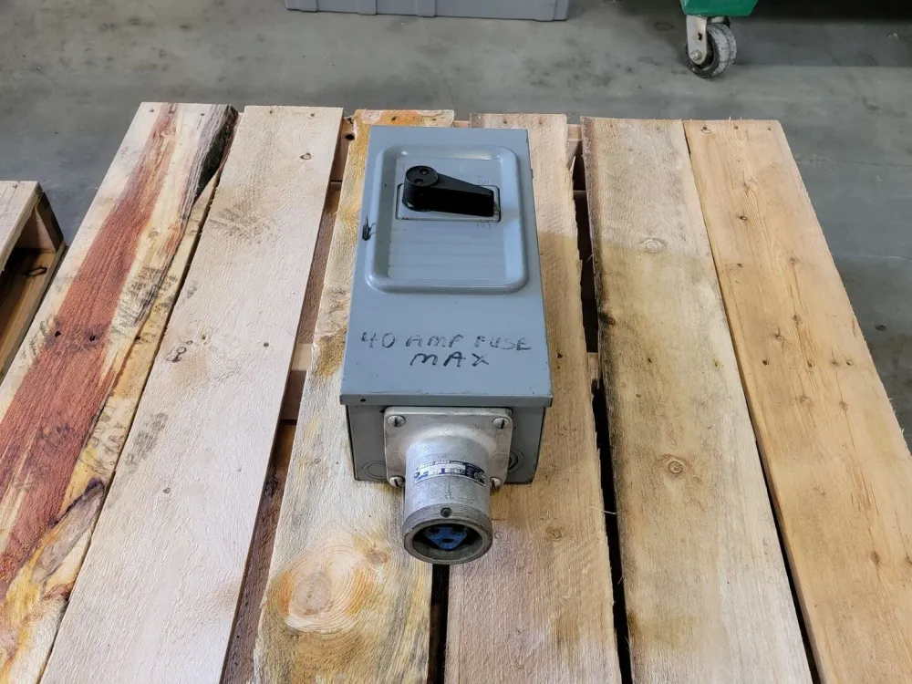 40 Amp, 3 Pole, 600 volts, Fusible Disconnect Switch w/ 60 Amp Receptacle met 2 Jaar Garantie